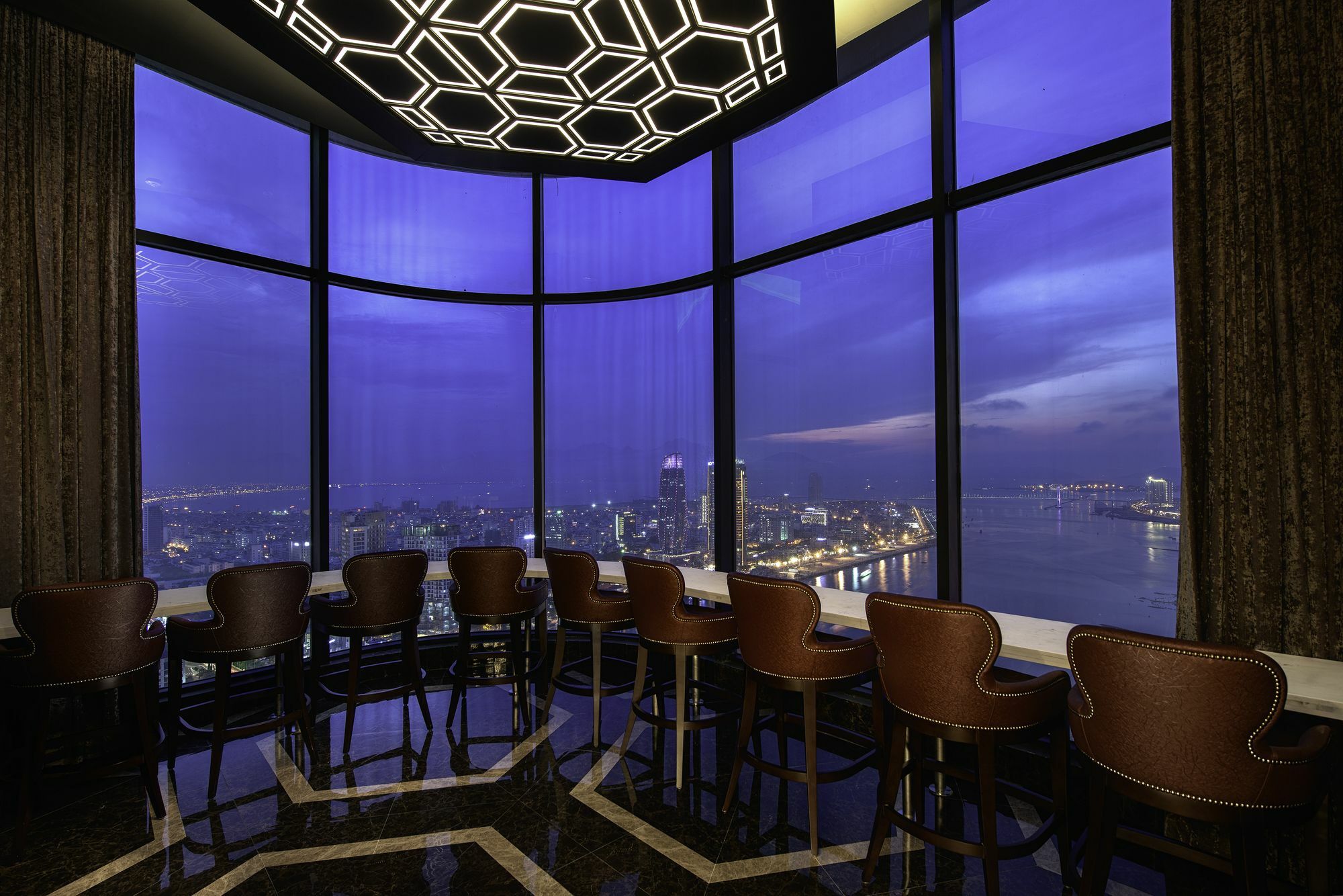 วินเพิร์ล คอนโดเทล ริเวอร์ฟรอนต์ ดานัง ภายนอก รูปภาพ View from the bar